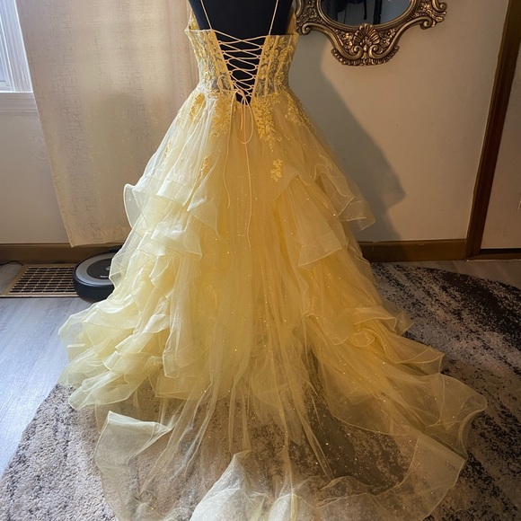Ellie Wilde Yellow Gown with Glittering Details - Picture 4 of 12